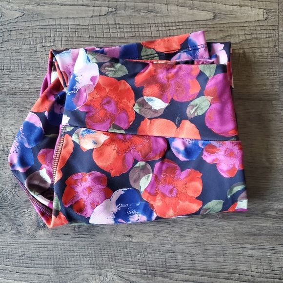 SALE! Flower Capri Leggings - Picture 4 of 6